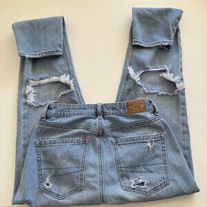 WOMENS AMERICAN EAGLE MOM JEANS 2 LONG DISTRESSED THRASHED HIGH RISE LIGHT WASH